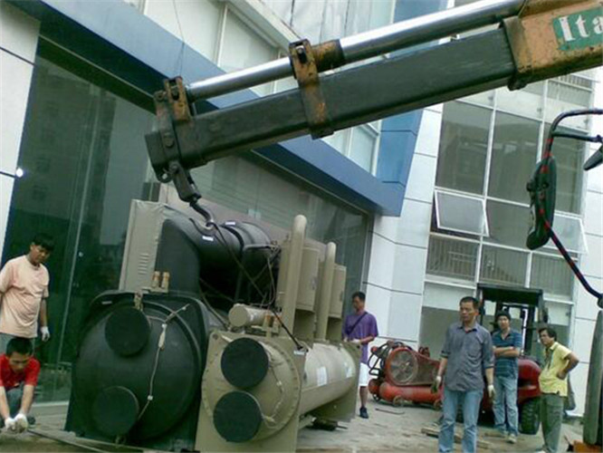 霍城县随车吊和汽车吊的核心区别是什么？哪种更省钱？