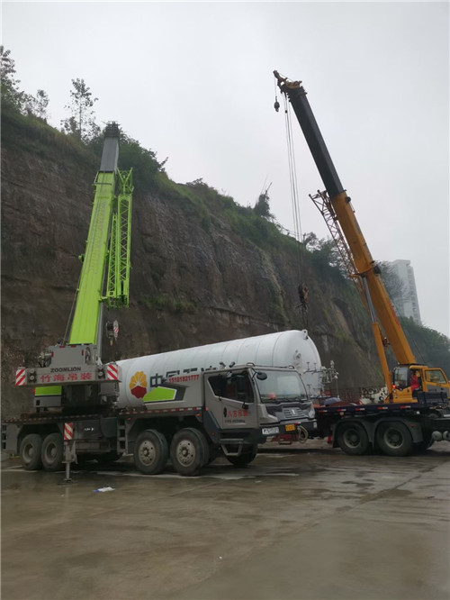霍城县“不怕风雨冻”—— 吊车的 “恶劣环境适应” 技术